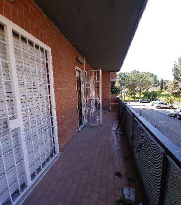 Appartamento posto al piano primo di 5 vani catastali + n.1 cantina e n.2 posti auto (coperto e scoperti) pertinenziali; 81 mq Totale escluse aree scoperte 77mq. Identificativi catastali: Fg. 775 P.lla 423 Sub. 78 (appartamento) Fg. 775 P.lla 423 Subb.31-204 (posti auto) Fg. 775 P.lla 423 Sub.171 (cantina).