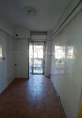 Appartamento posto al piano primo di 5 vani catastali + n.1 cantina e n.2 posti auto (coperto e scoperti) pertinenziali; 81 mq Totale escluse aree scoperte 77mq. Identificativi catastali: Fg. 775 P.lla 423 Sub. 78 (appartamento) Fg. 775 P.lla 423 Subb.31-204 (posti auto) Fg. 775 P.lla 423 Sub.171 (cantina).