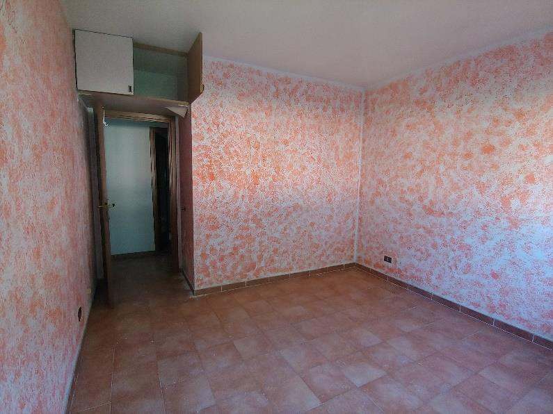 Appartamento posto al piano primo di 5 vani catastali + n.1 cantina e n.2 posti auto (coperto e scoperti) pertinenziali; 81 mq Totale escluse aree scoperte 77mq. Identificativi catastali: Fg. 775 P.lla 423 Sub. 78 (appartamento) Fg. 775 P.lla 423 Subb.31-204 (posti auto) Fg. 775 P.lla 423 Sub.171 (cantina).