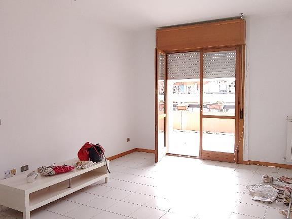 Appartamento posto al piano settimo di 5 vani catastali + n.1 posto auto coperto pertinenziale; 91 mq Totale escluse aree scoperte 82 mq. Identificativi catastali: Fg. 853 P.lla 707 Sub.35 (appartamento) Fg.853 P.lla 707 Sub.515 (posto auto).