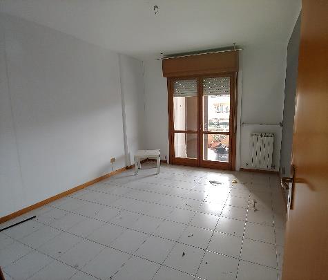 Appartamento posto al piano settimo di 5 vani catastali + n.1 posto auto coperto pertinenziale; 91 mq Totale escluse aree scoperte 82 mq. Identificativi catastali: Fg. 853 P.lla 707 Sub.35 (appartamento) Fg.853 P.lla 707 Sub.515 (posto auto).