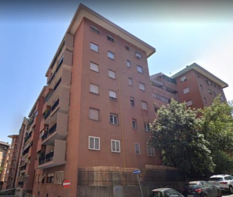 Appartamento posto al piano secondo di 5 vani catastali + n.1 cantina e n.1 posto auto coperto pertinenziale; 83 mq Totale escluse aree scoperte 81 mq. Identificativi catastali: Fg.379 P.lla 741 Sub.105 (appartamento) Fg.379 P.lla 741 Sub. 531 (posto auto) Fg. 379 P.lla 741 Sub.225 (cantina).