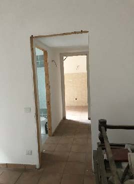 Appartamento posto al piano secondo di 5 vani catastali + n.1 cantina e n.1 posto auto coperto pertinenziale; 83 mq Totale escluse aree scoperte 81 mq. Identificativi catastali: Fg.379 P.lla 741 Sub.105 (appartamento) Fg.379 P.lla 741 Sub. 531 (posto auto) Fg. 379 P.lla 741 Sub.225 (cantina).