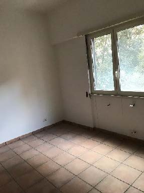 Appartamento posto al piano secondo di 5 vani catastali + n.1 cantina e n.1 posto auto coperto pertinenziale; 83 mq Totale escluse aree scoperte 81 mq. Identificativi catastali: Fg.379 P.lla 741 Sub.105 (appartamento) Fg.379 P.lla 741 Sub. 531 (posto auto) Fg. 379 P.lla 741 Sub.225 (cantina).