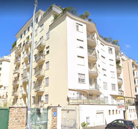 Appartamento posto al piano secondo di 8,5 vani catastali + n.1 cantina e n.1 posto auto coperto pertinenziale; 169 mq Totale escluse aree scoperte 166 mq. Identificativi catastali: Fg.538 P.lla 625 Sub.539 (appartamento) Fg.538 P.lla 625 Sub.540 (cantina) Fg.538 P.lla 625 Sub.511 (posto auto).