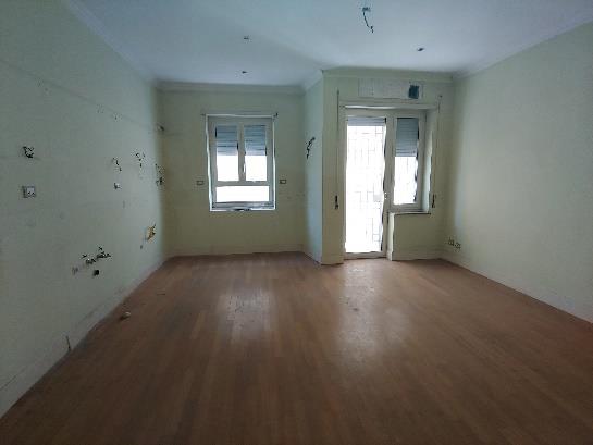 Appartamento posto al piano secondo di 8,5 vani catastali + n.1 cantina e n.1 posto auto coperto pertinenziale; 169 mq Totale escluse aree scoperte 166 mq. Identificativi catastali: Fg.538 P.lla 625 Sub.539 (appartamento) Fg.538 P.lla 625 Sub.540 (cantina) Fg.538 P.lla 625 Sub.511 (posto auto).