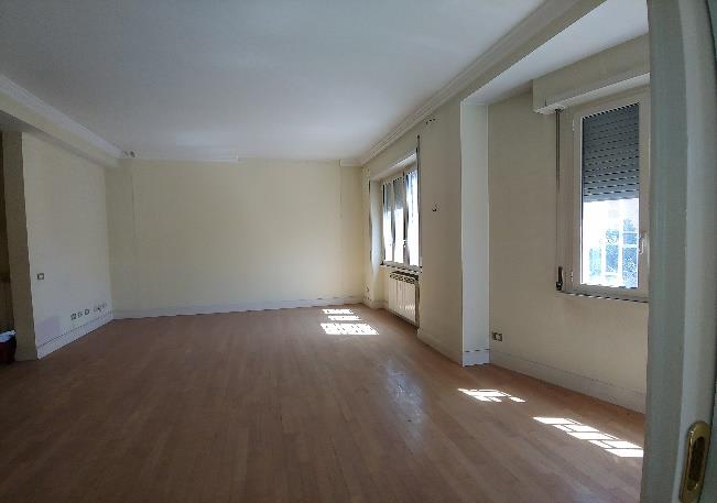 Appartamento posto al piano secondo di 8,5 vani catastali + n.1 cantina e n.1 posto auto coperto pertinenziale; 169 mq Totale escluse aree scoperte 166 mq. Identificativi catastali: Fg.538 P.lla 625 Sub.539 (appartamento) Fg.538 P.lla 625 Sub.540 (cantina) Fg.538 P.lla 625 Sub.511 (posto auto).