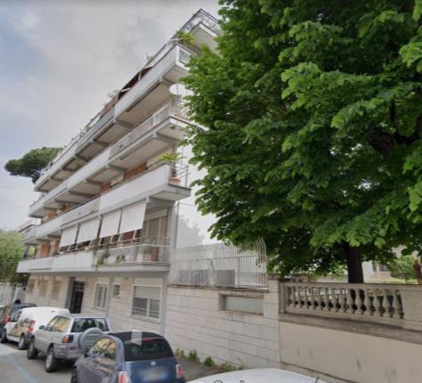 Appartamento posto al piano secondo di 5 vani catastali + n.1 box pertinenziale; 90 mq Totale escluse aree scoperte 89 mq. Identificativi catastali: Fg.584 P.lla 356 Sub.32 (appartamento) Fg.584 P.lla 356 Sub.11 (box).