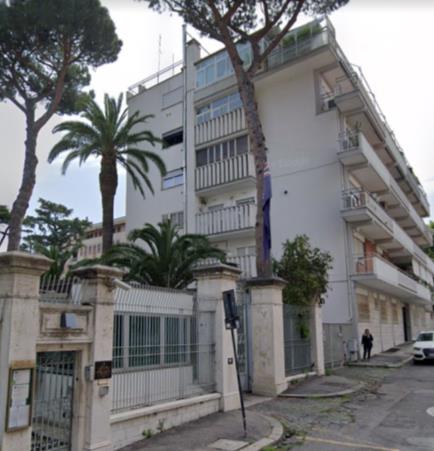 Appartamento posto al piano secondo di 5 vani catastali + n.1 box pertinenziale; 90 mq Totale escluse aree scoperte 89 mq. Identificativi catastali: Fg.584 P.lla 356 Sub.32 (appartamento) Fg.584 P.lla 356 Sub.11 (box).