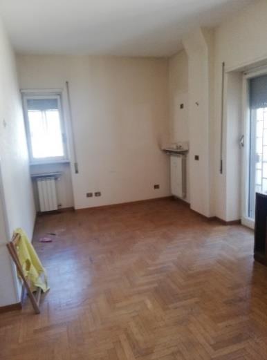 Appartamento posto al piano secondo di 5 vani catastali + n.1 box pertinenziale; 90 mq Totale escluse aree scoperte 89 mq. Identificativi catastali: Fg.584 P.lla 356 Sub.32 (appartamento) Fg.584 P.lla 356 Sub.11 (box).