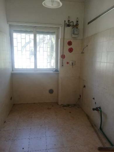 Appartamento posto al piano secondo di 5 vani catastali + n.1 box pertinenziale; 90 mq Totale escluse aree scoperte 89 mq. Identificativi catastali: Fg.584 P.lla 356 Sub.32 (appartamento) Fg.584 P.lla 356 Sub.11 (box).