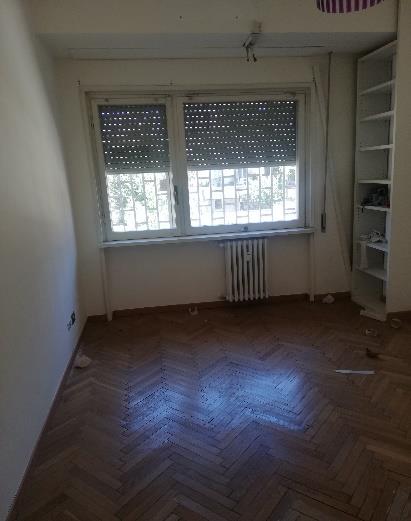 Appartamento posto al piano secondo di 5 vani catastali + n.1 box pertinenziale; 90 mq Totale escluse aree scoperte 89 mq. Identificativi catastali: Fg.584 P.lla 356 Sub.32 (appartamento) Fg.584 P.lla 356 Sub.11 (box).