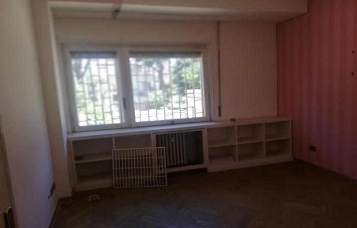 Appartamento posto al piano secondo di 5 vani catastali + n.1 box pertinenziale; 90 mq Totale escluse aree scoperte 89 mq. Identificativi catastali: Fg.584 P.lla 356 Sub.32 (appartamento) Fg.584 P.lla 356 Sub.11 (box).