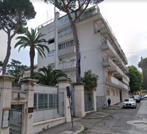 Appartamento posto al piano terra di 6 vani catastali + n.1 box pertinenziale; 103 mq Totale escluse aree scoperte 103 mq. Identificativi catastali: Fg.584 P.lla 356 Sub.28 (appartamento) Fg.584 P.lla 356 Sub.16 (box).