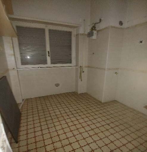 Appartamento posto al piano terra di 6 vani catastali + n.1 box pertinenziale; 103 mq Totale escluse aree scoperte 103 mq. Identificativi catastali: Fg.584 P.lla 356 Sub.28 (appartamento) Fg.584 P.lla 356 Sub.16 (box).