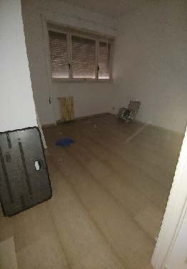 Appartamento posto al piano terra di 6 vani catastali + n.1 box pertinenziale; 103 mq Totale escluse aree scoperte 103 mq. Identificativi catastali: Fg.584 P.lla 356 Sub.28 (appartamento) Fg.584 P.lla 356 Sub.16 (box).