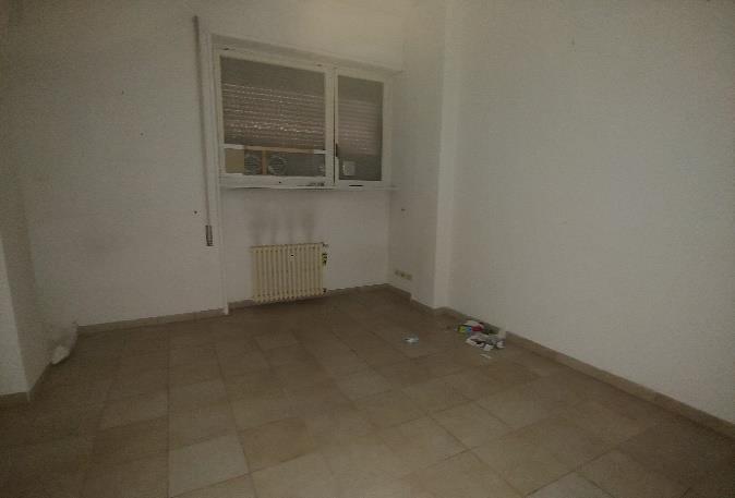 Appartamento posto al piano terra di 6 vani catastali + n.1 box pertinenziale; 103 mq Totale escluse aree scoperte 103 mq. Identificativi catastali: Fg.584 P.lla 356 Sub.28 (appartamento) Fg.584 P.lla 356 Sub.16 (box).