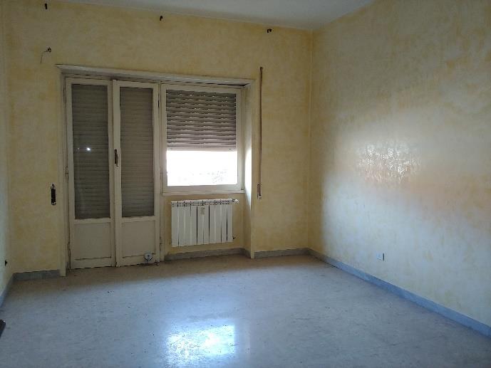 Appartamento posto al piano quinto di 6,5 vani catastali + n.1 cantina pertinenziale; 120 mq Totale escluse aree scoperte 115 mq. Identificativi catastali: Fg. 797 P.lla 133 Sub. 39 (appartamento) Fg. 797 P.lla 133 Sub.85 (cantina).