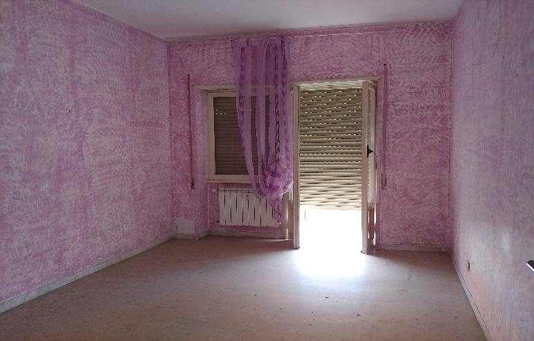 Appartamento posto al piano quinto di 6,5 vani catastali + n.1 cantina pertinenziale; 120 mq Totale escluse aree scoperte 115 mq. Identificativi catastali: Fg. 797 P.lla 133 Sub. 39 (appartamento) Fg. 797 P.lla 133 Sub.85 (cantina).