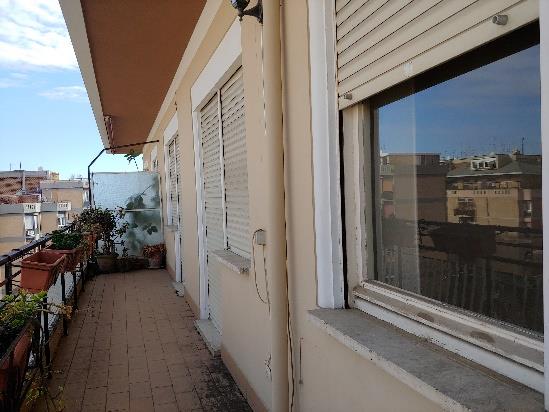Appartamento posto al piano quinto di 6,5 vani catastali + n.1 cantina pertinenziale; 120 mq Totale escluse aree scoperte 115 mq. Identificativi catastali: Fg. 797 P.lla 133 Sub. 39 (appartamento) Fg. 797 P.lla 133 Sub.85 (cantina).