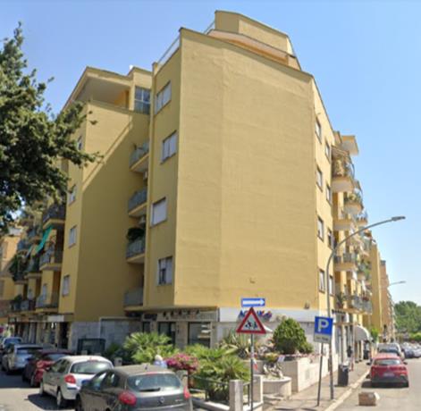 Negozio consistenza 60 mq; 69 mq catastali. Identificativi catastali: Fg. 272 P.lla 157 Sub.502 (negozio).