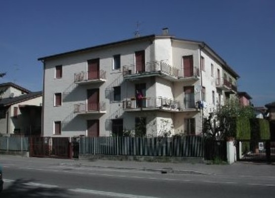 Immobile composto da cucina, pranzo, soggiorno, due camere, bagno e Cantina e box. Identificativi Catastali [N.C.E.U.] cat. A3 foglio 39 part. 319 sub. 4 (incluso cantina ad uso esclusivo) e box auto ad uso esclusivo al foglio 39 part. 319 sub. 11