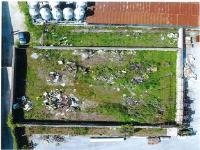Terreno con destinazione agricola, sito nell'immediata periferia del Comune di Fondi (LT), con accesso diretto da Via Diversivo Acqua Chiara s.n.c., censito presso l'Agenzia delle Entrate - Sezione Catasto Terreni, della Provincia di Latina, al foglio di mappa numero 29, particella 2479 per una superficie catastale di Ha 00.09.67 (Mq 967,00), si evidenzia che i confini materializzati in loco, dal muro di cinta, non coincidono con le linee dividenti a rappresentazione della sagoma del terreno, presenti in mappa catastale, per cui, la superficie reale in loco è di mq 1.365,00.