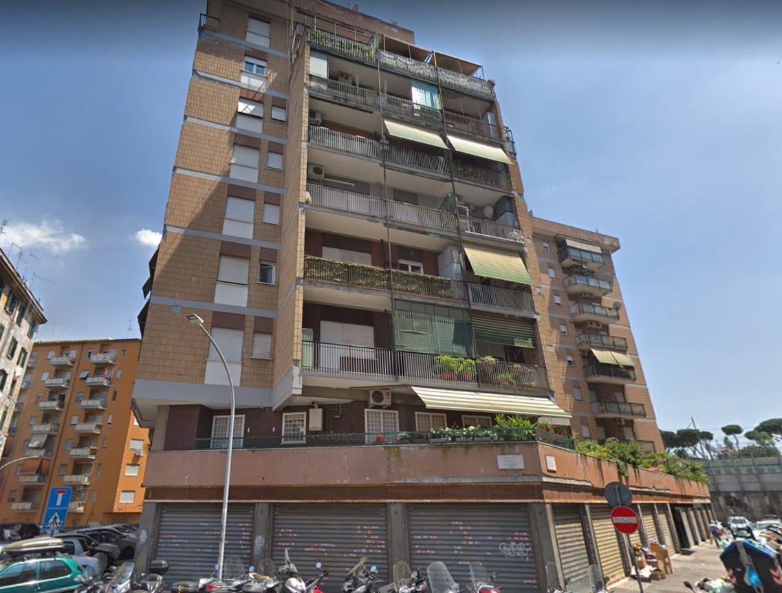 Ufficio al piano terra costituito da corridoio di collegamento fra 7 locali indipendenti affiancati, WC e terrazzo. N.C.E.U. Unità Principale cat. A/10 foglio 614 part. 31 sub 645