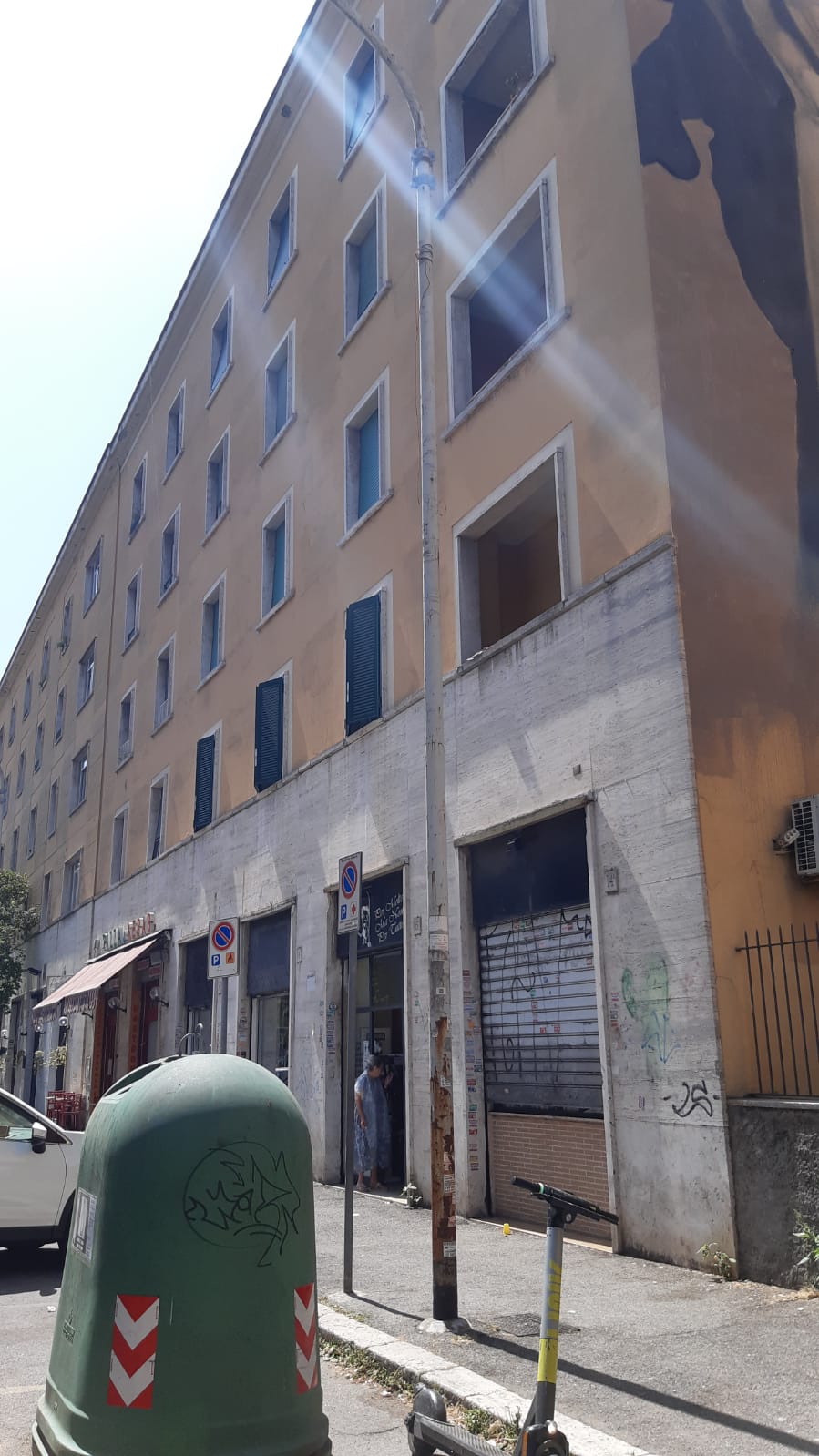 Immobile sito in Roma, CAP 00154 Via Luigi Fincati n°14, scala G, Piano 3. Categoria A/4. N.C.E.U. Fg. 824, part. 162, sub. 36. Descrizione: APPARTAMENTO INT.8 DI 3,5 VANI SENZA ASCENSORE. Mq. 79. Stato Libero