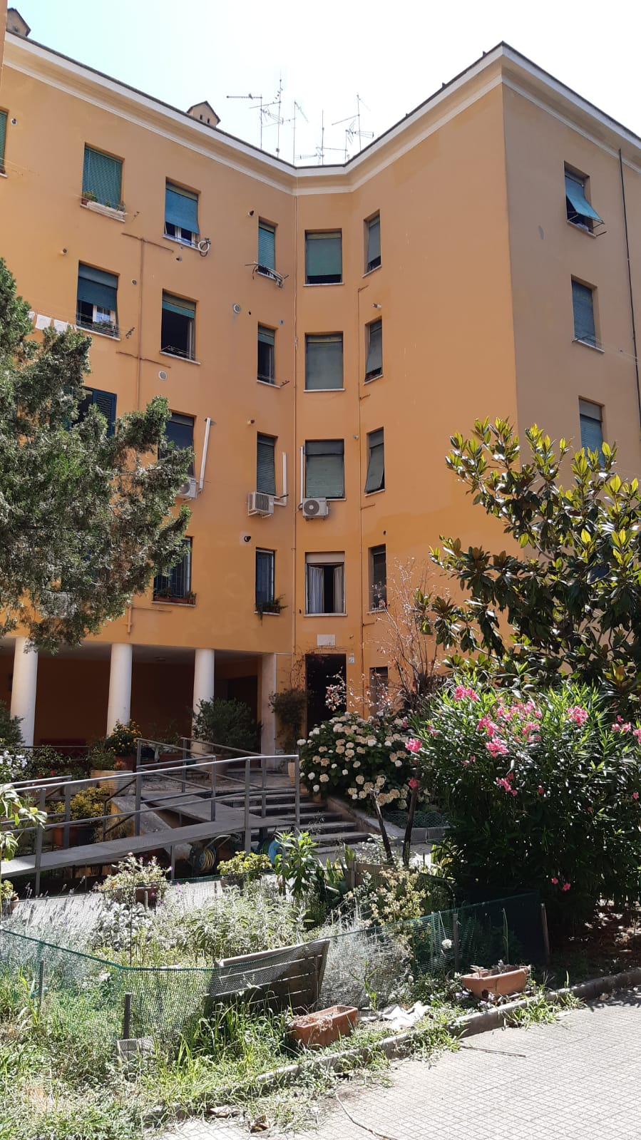 Immobile sito in Roma, CAP 00154 Via Luigi Fincati n°14, scala G, Piano 3. Categoria A/4. N.C.E.U. Fg. 824, part. 162, sub. 36. Descrizione: APPARTAMENTO INT.8 DI 3,5 VANI SENZA ASCENSORE. Mq. 79. Stato Libero