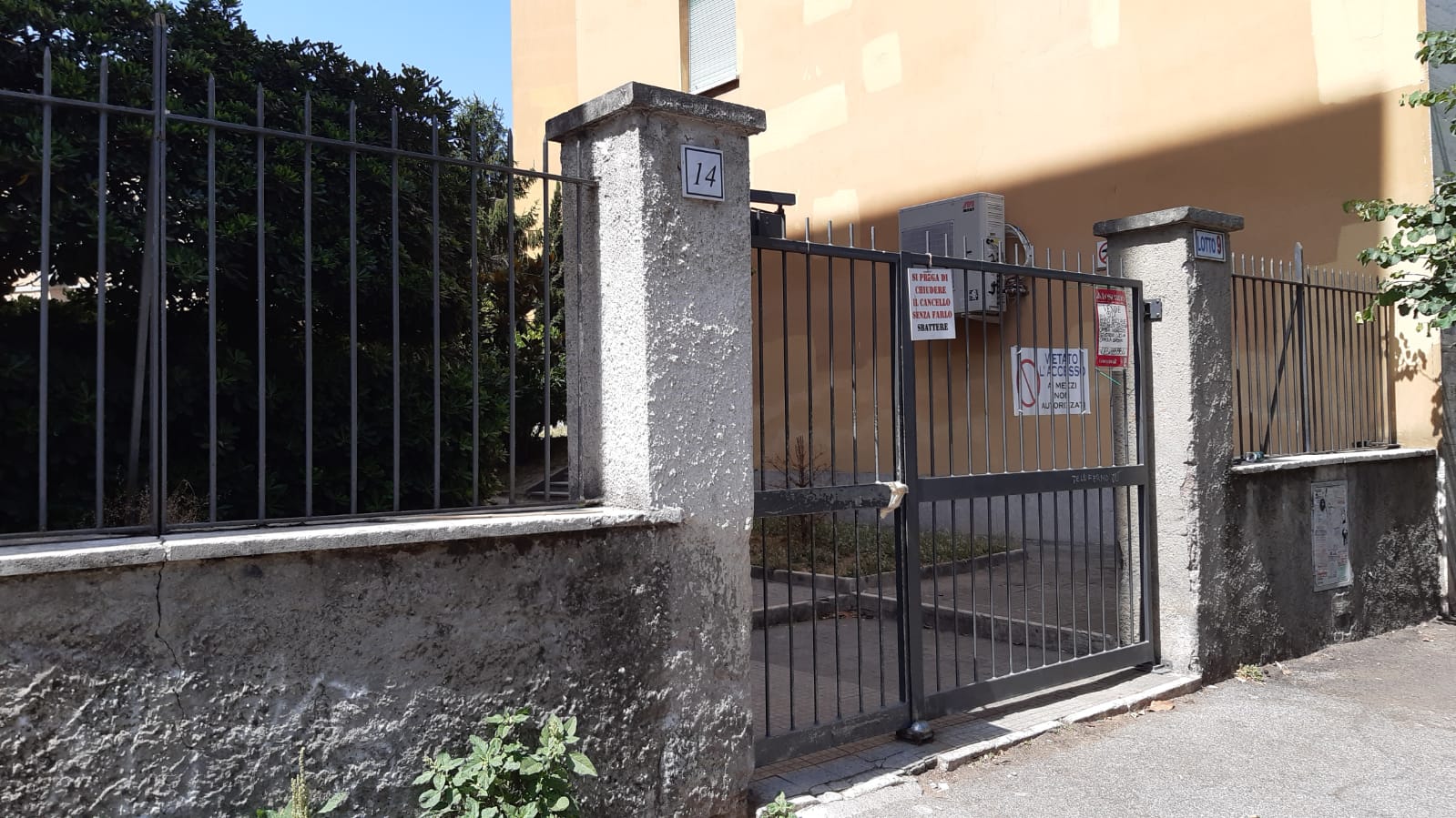 Immobile sito in Roma, CAP 00154 Via Luigi Fincati n°14, scala G, Piano 3. Categoria A/4. N.C.E.U. Fg. 824, part. 162, sub. 36. Descrizione: APPARTAMENTO INT.8 DI 3,5 VANI SENZA ASCENSORE. Mq. 79. Stato Libero