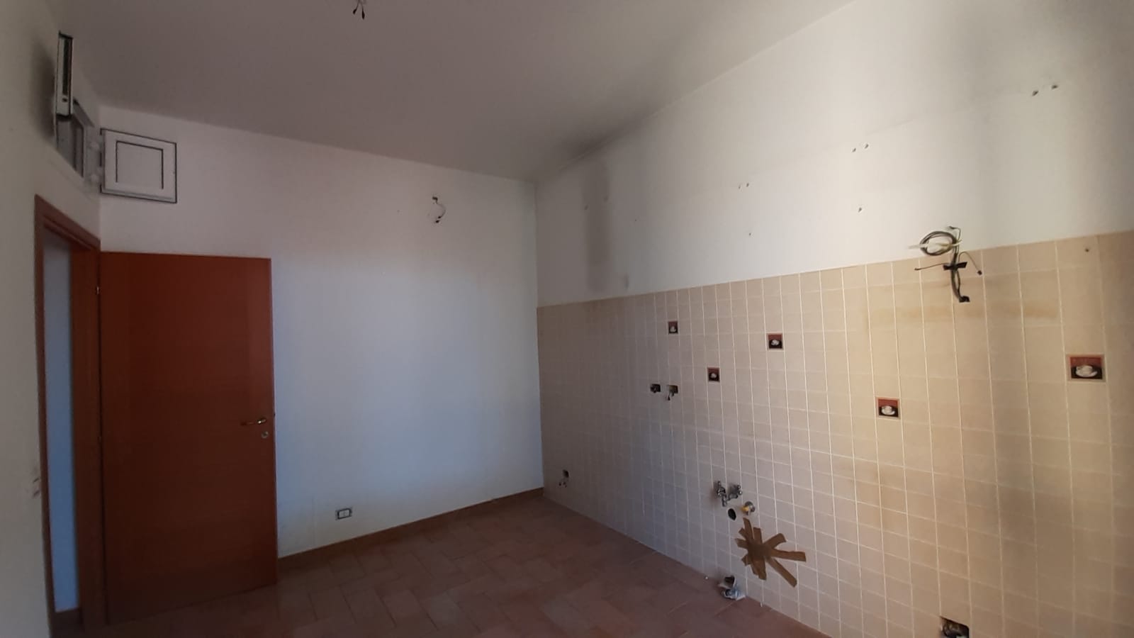 Immobile sito in Roma, CAP 00154 Via Luigi Fincati n°14, scala G, Piano 3. Categoria A/4. N.C.E.U. Fg. 824, part. 162, sub. 36. Descrizione: APPARTAMENTO INT.8 DI 3,5 VANI SENZA ASCENSORE. Mq. 79. Stato Libero