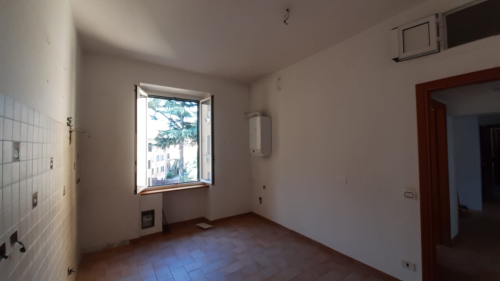 Immobile sito in Roma, CAP 00154 Via Luigi Fincati n°14, scala G, Piano 3. Categoria A/4. N.C.E.U. Fg. 824, part. 162, sub. 36. Descrizione: APPARTAMENTO INT.8 DI 3,5 VANI SENZA ASCENSORE. Mq. 79. Stato Libero