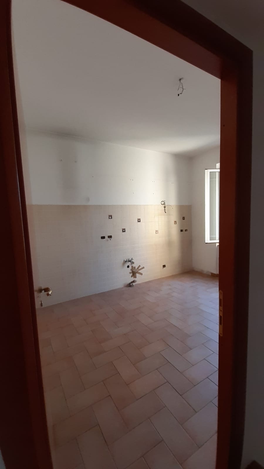 Immobile sito in Roma, CAP 00154 Via Luigi Fincati n°14, scala G, Piano 3. Categoria A/4. N.C.E.U. Fg. 824, part. 162, sub. 36. Descrizione: APPARTAMENTO INT.8 DI 3,5 VANI SENZA ASCENSORE. Mq. 79. Stato Libero