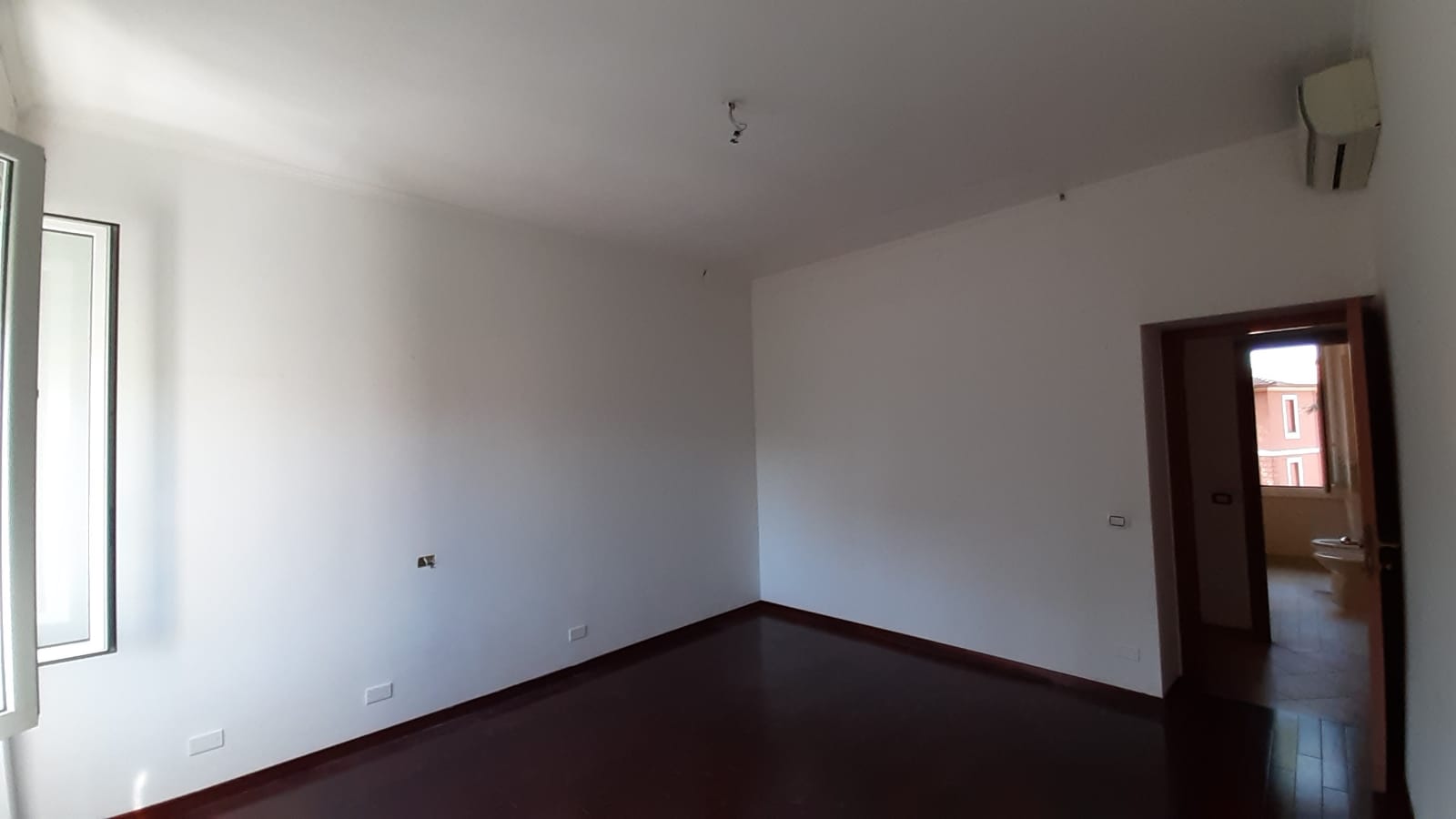Immobile sito in Roma, CAP 00154 Via Luigi Fincati n°14, scala G, Piano 3. Categoria A/4. N.C.E.U. Fg. 824, part. 162, sub. 36. Descrizione: APPARTAMENTO INT.8 DI 3,5 VANI SENZA ASCENSORE. Mq. 79. Stato Libero