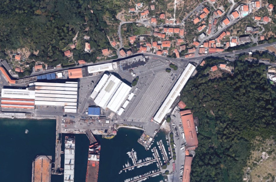 Via   Telaro 33/35. Sub 5: Appartamento composto da tre vani, praticamente comunicanti tra loro, piccolo disimpegno e piccolo wc nel vano sottoscala. Sub 4: due locali contigui e comunicanti al piano terra. Sub 6: appartamento: composto di piccolo ingresso al piano terra con rampa di scale, corridoio, cinque locali e w.c. al piano primo. 241 mq. Piena proprietà. LIBERO.