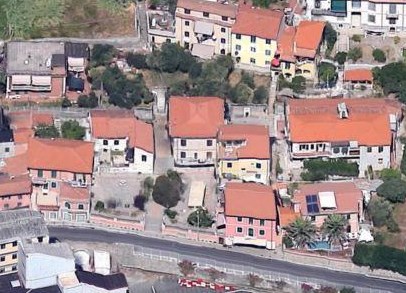 Via   Telaro 33/35. Sub 5: Appartamento composto da tre vani, praticamente comunicanti tra loro, piccolo disimpegno e piccolo wc nel vano sottoscala. Sub 4: due locali contigui e comunicanti al piano terra. Sub 6: appartamento: composto di piccolo ingresso al piano terra con rampa di scale, corridoio, cinque locali e w.c. al piano primo. 241 mq. Piena proprietà. LIBERO.