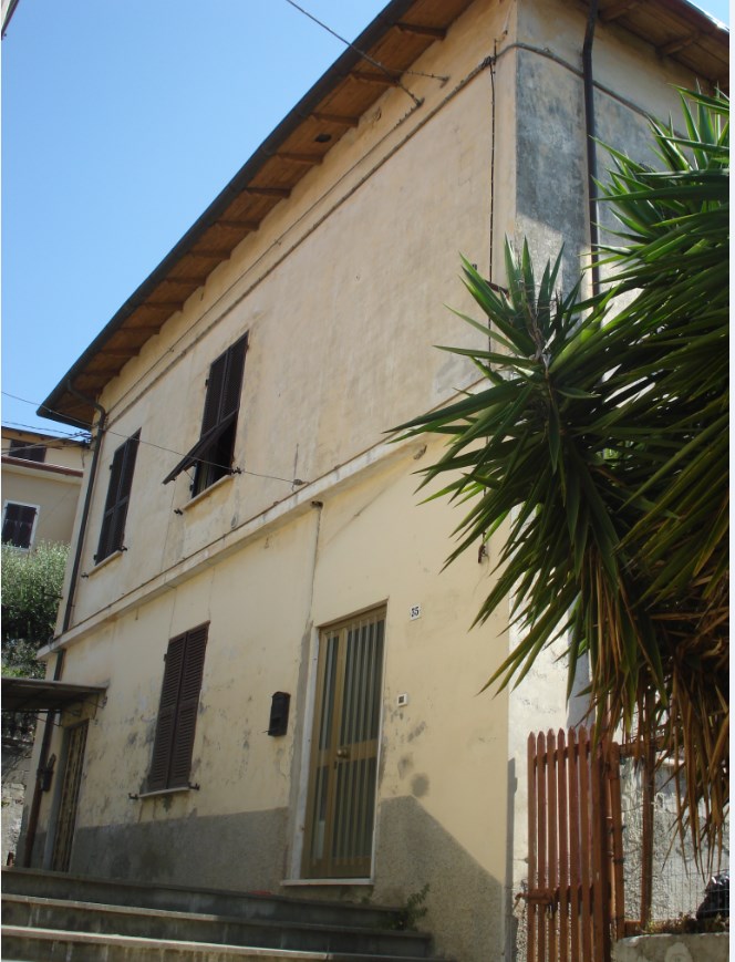 Via   Telaro 33/35. Sub 5: Appartamento composto da tre vani, praticamente comunicanti tra loro, piccolo disimpegno e piccolo wc nel vano sottoscala. Sub 4: due locali contigui e comunicanti al piano terra. Sub 6: appartamento: composto di piccolo ingresso al piano terra con rampa di scale, corridoio, cinque locali e w.c. al piano primo. 241 mq. Piena proprietà. LIBERO.