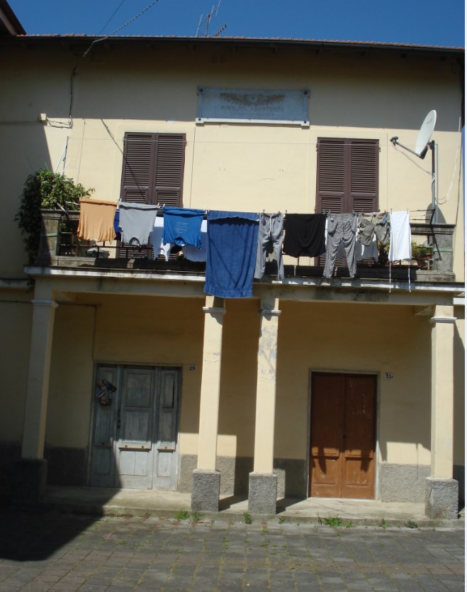 Via   Telaro 33/35. Sub 5: Appartamento composto da tre vani, praticamente comunicanti tra loro, piccolo disimpegno e piccolo wc nel vano sottoscala. Sub 4: due locali contigui e comunicanti al piano terra. Sub 6: appartamento: composto di piccolo ingresso al piano terra con rampa di scale, corridoio, cinque locali e w.c. al piano primo. 241 mq. Piena proprietà. LIBERO.