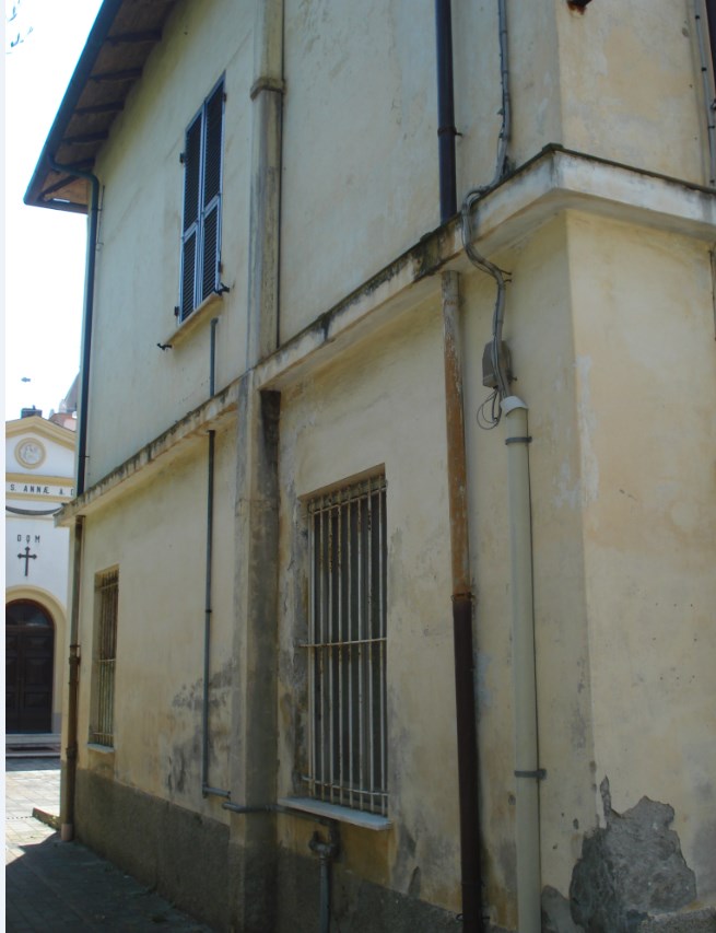Via   Telaro 33/35. Sub 5: Appartamento composto da tre vani, praticamente comunicanti tra loro, piccolo disimpegno e piccolo wc nel vano sottoscala. Sub 4: due locali contigui e comunicanti al piano terra. Sub 6: appartamento: composto di piccolo ingresso al piano terra con rampa di scale, corridoio, cinque locali e w.c. al piano primo. 241 mq. Piena proprietà. LIBERO.