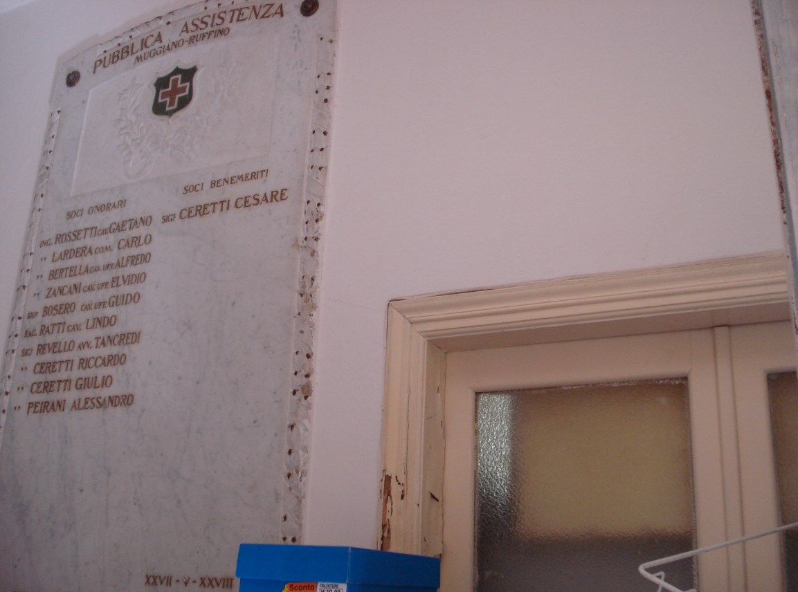 Via   Telaro 33/35. Sub 5: Appartamento composto da tre vani, praticamente comunicanti tra loro, piccolo disimpegno e piccolo wc nel vano sottoscala. Sub 4: due locali contigui e comunicanti al piano terra. Sub 6: appartamento: composto di piccolo ingresso al piano terra con rampa di scale, corridoio, cinque locali e w.c. al piano primo. 241 mq. Piena proprietà. LIBERO.