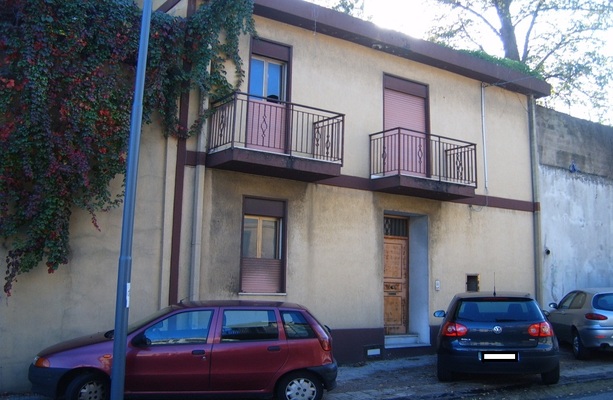 Appartamento in MESSINA VIA SANTA MARTA 187, piano terra. Piano terra: camera, cucina e wc; Piano primo: disimpegno, 2 camere, wc e 2 aree scoperte ad uso esclusivo + pertinenziale 2 aree scoperte ad uso esclusivo. N.C.E.U. Categoria Catastale A2 foglio 230 part. 145 sub. 2 (incluse 2 aree scoperte ad uso esclusivo). Mq 147. Libero. Piena proprietà