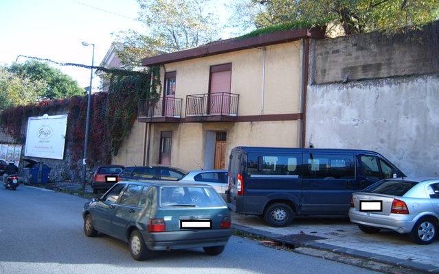 Appartamento in MESSINA VIA SANTA MARTA 187, piano terra. Piano terra: camera, cucina e wc; Piano primo: disimpegno, 2 camere, wc e 2 aree scoperte ad uso esclusivo + pertinenziale 2 aree scoperte ad uso esclusivo. N.C.E.U. Categoria Catastale A2 foglio 230 part. 145 sub. 2 (incluse 2 aree scoperte ad uso esclusivo). Mq 147. Libero. Piena proprietà