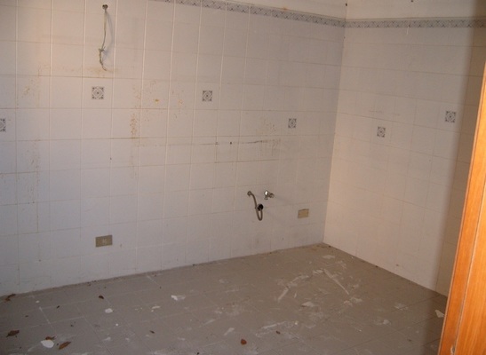 Appartamento in MESSINA VIA SANTA MARTA 187, piano terra. Piano terra: camera, cucina e wc; Piano primo: disimpegno, 2 camere, wc e 2 aree scoperte ad uso esclusivo + pertinenziale 2 aree scoperte ad uso esclusivo. N.C.E.U. Categoria Catastale A2 foglio 230 part. 145 sub. 2 (incluse 2 aree scoperte ad uso esclusivo). Mq 147. Libero. Piena proprietà