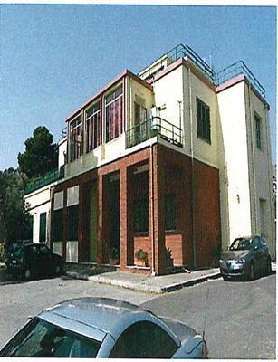 Appartamento in PALERMO VIA BOLOGNI 5, piano primo. Piano primo: ingresso, 2 disimpegni, 3 camere, cucina, wc, lavanderia, ripostiglio, veranda e 2 terrazzi Piano secondo: ingresso, wc e ripostiglio + pertinenziale posto auto scoperto. N.C.E.U. Categoria Catastale A2 foglio 47 part. 6347 sub. 5 e posto auto scoperto ad uso esclusivo al foglio 47 part. 6347 sub. 2. Mq 260. Libero. Piena proprietà