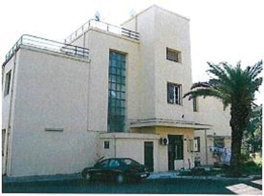 Appartamento in PALERMO VIA BOLOGNI 5, piano primo. Piano primo: ingresso, 2 disimpegni, 3 camere, cucina, wc, lavanderia, ripostiglio, veranda e 2 terrazzi Piano secondo: ingresso, wc e ripostiglio + pertinenziale posto auto scoperto. N.C.E.U. Categoria Catastale A2 foglio 47 part. 6347 sub. 5 e posto auto scoperto ad uso esclusivo al foglio 47 part. 6347 sub. 2. Mq 260. Libero. Piena proprietà