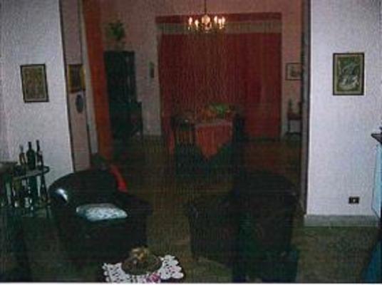 Appartamento in PALERMO VIA BOLOGNI 5, piano primo. Piano primo: ingresso, 2 disimpegni, 3 camere, cucina, wc, lavanderia, ripostiglio, veranda e 2 terrazzi Piano secondo: ingresso, wc e ripostiglio + pertinenziale posto auto scoperto. N.C.E.U. Categoria Catastale A2 foglio 47 part. 6347 sub. 5 e posto auto scoperto ad uso esclusivo al foglio 47 part. 6347 sub. 2. Mq 260. Libero. Piena proprietà