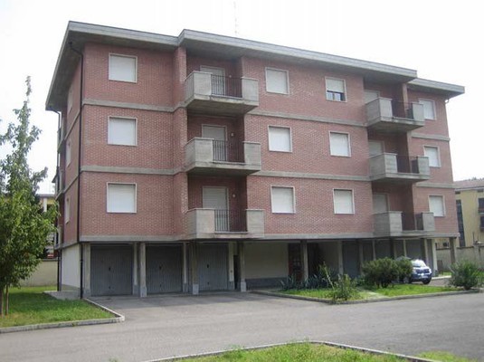 Appartamento in BRESCIA VIA DELLE LONGURE 26, piano secondo. ingresso, disimpegno, soggiorno, 3 camere, cucina, 2 bagni, ripostiglio e 3 balconi + pertinenziale box auto posto auto scoperto, cantina, ripostiglio al piano terra. N.C.E.U. Categoria Catastale A2 foglio NCT/40 part. 376 sub. 18 (incluso ripostiglio al piano terra e cantina ad uso esclusivo), con box auto ad uso esclusivo al foglio NCT/40 part. 376 sub. 25 e posto auto scoperto ad uso esclusivo al foglio NCT/40 part. 389 sub. 5. Mq 157. Libero. Piena proprietà