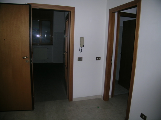 Appartamento in BRESCIA VIA DELLE LONGURE 26, piano secondo. ingresso, disimpegno, soggiorno, 3 camere, cucina, 2 bagni, ripostiglio e 3 balconi + pertinenziale box auto posto auto scoperto, cantina, ripostiglio al piano terra. N.C.E.U. Categoria Catastale A2 foglio NCT/40 part. 376 sub. 18 (incluso ripostiglio al piano terra e cantina ad uso esclusivo), con box auto ad uso esclusivo al foglio NCT/40 part. 376 sub. 25 e posto auto scoperto ad uso esclusivo al foglio NCT/40 part. 389 sub. 5. Mq 157. Libero. Piena proprietà
