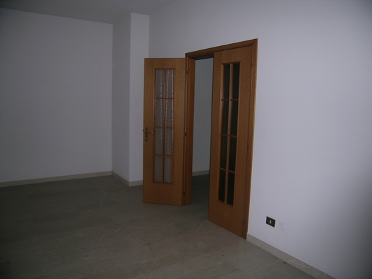 Appartamento in BRESCIA VIA DELLE LONGURE 26, piano secondo. ingresso, disimpegno, soggiorno, 3 camere, cucina, 2 bagni, ripostiglio e 3 balconi + pertinenziale box auto posto auto scoperto, cantina, ripostiglio al piano terra. N.C.E.U. Categoria Catastale A2 foglio NCT/40 part. 376 sub. 18 (incluso ripostiglio al piano terra e cantina ad uso esclusivo), con box auto ad uso esclusivo al foglio NCT/40 part. 376 sub. 25 e posto auto scoperto ad uso esclusivo al foglio NCT/40 part. 389 sub. 5. Mq 157. Libero. Piena proprietà